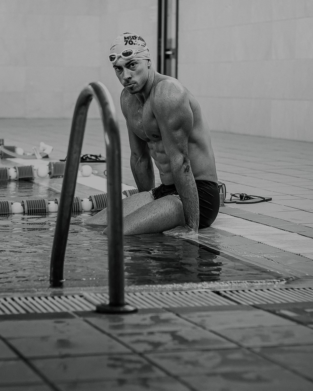 Ascyon Lab: el preparador físico en el borde de una piscina