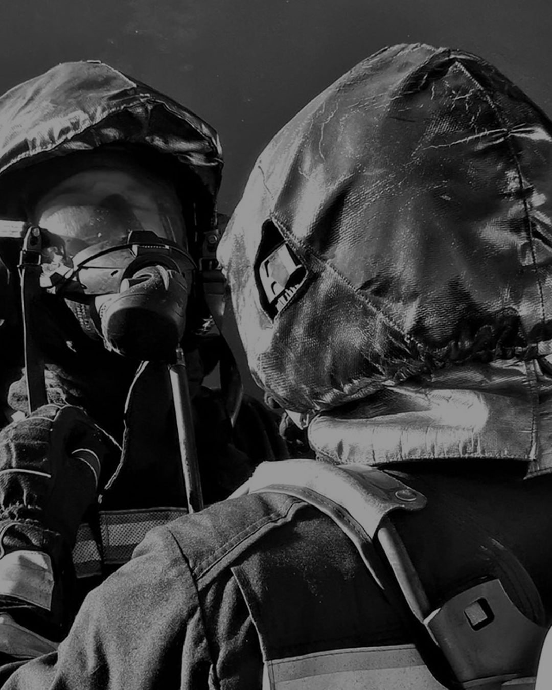 Élite Bomberos: dos bomberos con equipo de protección respiratoria