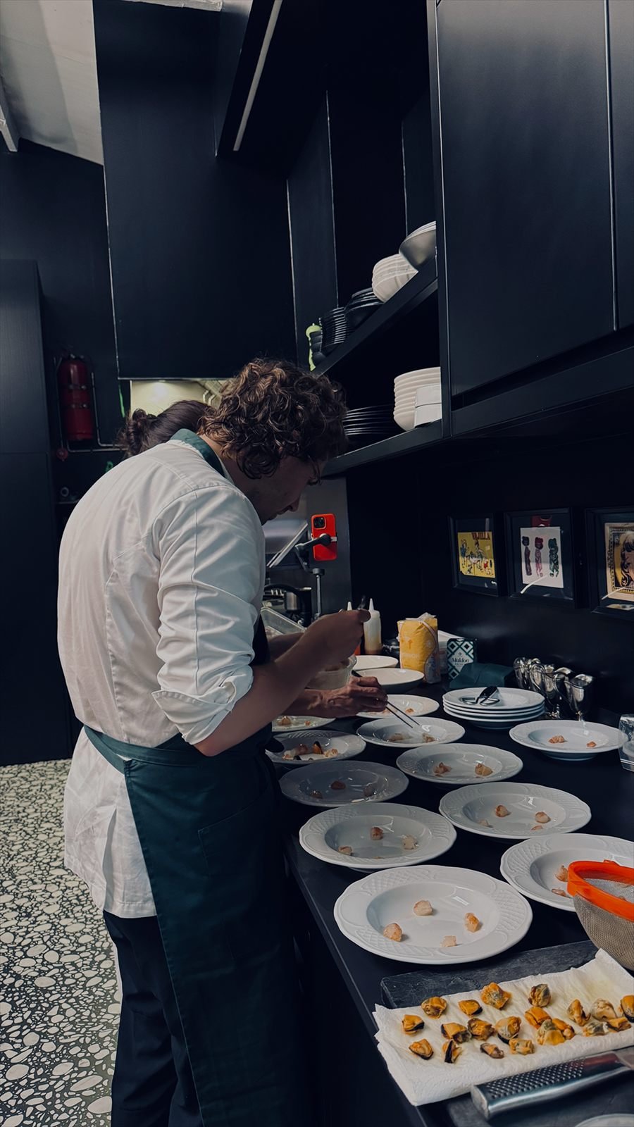 Proyecto ROA: un cocinero emplata en la cocina de un restaurante